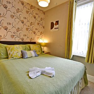 Zimmer mit Kingsize-Bett